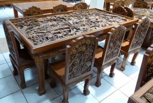 Обеденный деревянный стол