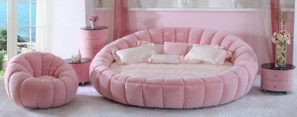 Розовая круглая кровать с мягким розовым пуфиком