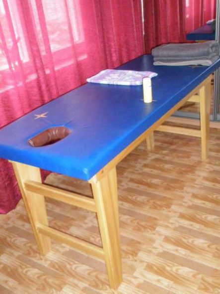 Синий стационарный стол