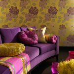 Сочетание фиолетового дивана и желтых обоев