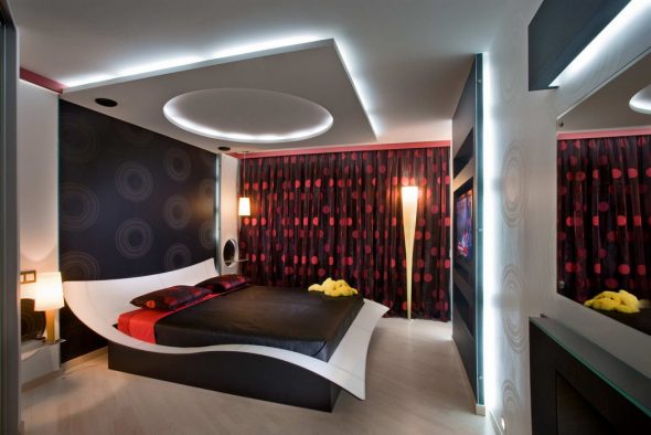 Спальня с дизайнерской кроватью и многоуровневым потолкомСпальня с дизайнерской кроватью и многоуровневым потолком