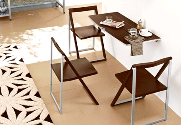 Складные стулья и складной стол для маленькой кухни