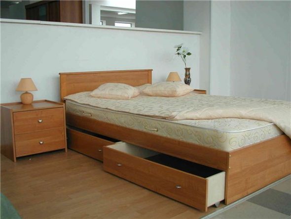 Удобная кровать с выдвижными ящиками 