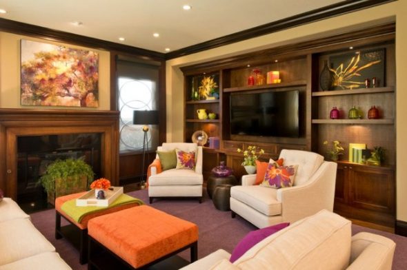 Уютная гостиная с мебелью цвета орех