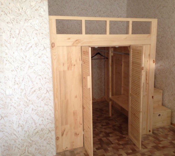 Встроенный шкаф-гардероб с кроватью-чердак 