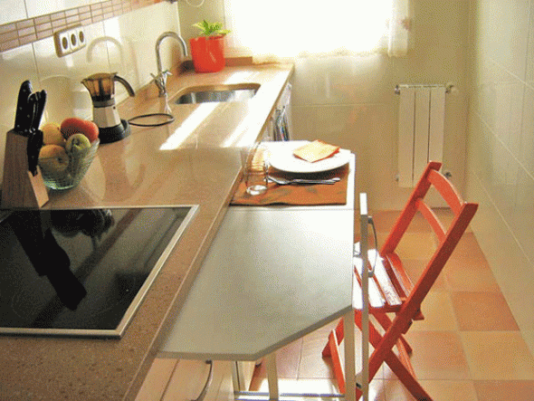 Выдвижной кухонный стол для маленькой кухни