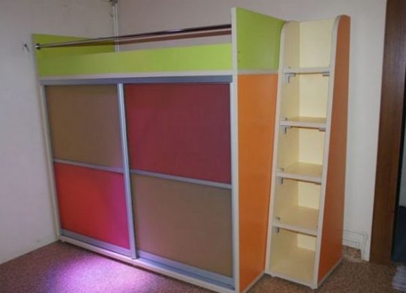 Яркая кровать с разноцветным шкафом-купе