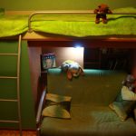 Зеленая кровать с диваном