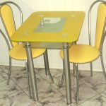 Желтый стеклянный стол для маленькой кухни