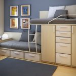 Двухъярусная кровать для экономии пространства в маленькой комнате
