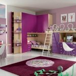 Фиолетовая комната с двухъярусной кроватью