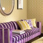 Фиолетовый диван и кресла хорошо сочетается с золотисто-желтым в комбинированном плане