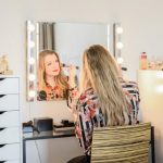 Грамотное расположение ламп на гримерном зеркале — залог красивого макияжа