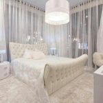 Красивая белая спальня с мягкой кроватью