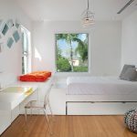 Кровать-подиум и зона для отдыха у окна