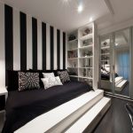 Кровать-подиум в черно-белом интерьере