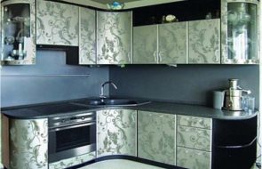 Кухонный гарнитур, оклеенный самоклеющейся пленкой