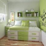 Маленькая кровать-подиум в бело-зеленых тонах