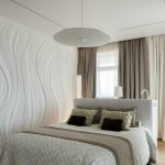 Монохромная спальня с белой мебелью и бело-бежевым текстилем