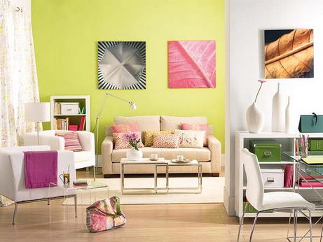 Нейтральный диван в цветном интерьере