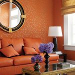 Оранжевый диван в монохромной схеме