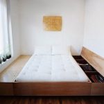 Простая самодельная кровать-подиум с открывающимися коробами