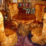 Резные стулья и стол из цельной древесины