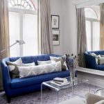 Синяя мягкая мебель замечательна в комбинации со светлыми серо-голубыми оттенками