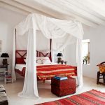 Спальня в энтическом стиле с яркими акцентами
