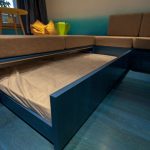 Выездная кровать из дивана на подиуме