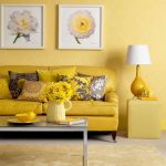 Яркий желтый диван на фоне стен песочного цвета