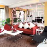 Золотисто-желтая гостиная с красным диваном
