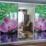 Большой шкаф на всю стену с орхидеями