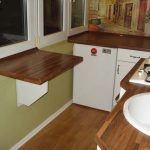 Миниатюрный стол на дачной кухне