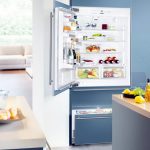 Небольшой встроенный холодильник на кухне