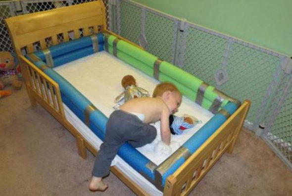 Как сделать бортик для кровати от падения ребенка: инструкция от мебельщика