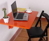 Оранжевый откидной стол для работы за компьютером
