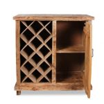 Простой деревянный винный шкафчик