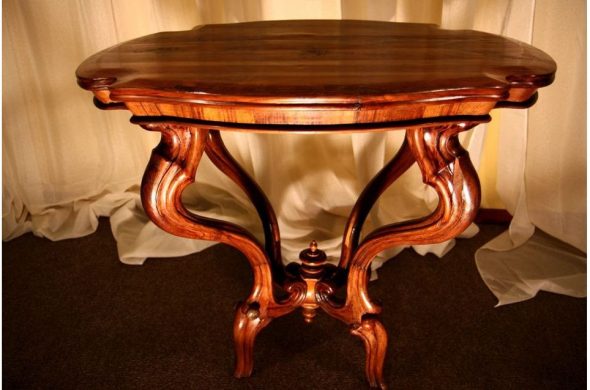 Шикарный стол из дерева