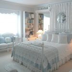 Спальня в пастельных тонах с красивыми орнаментами