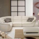 Белый диван для зоны отдыха