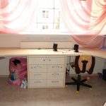 Детская розовая комната с угловыми столами для двоих детей