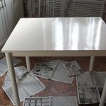 Для покрытия стола потребуются эмаль на основе растворителя двух разных цветов