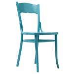 Красивый голубой стул после реставрации