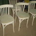 Несколько отреставрированных стульев