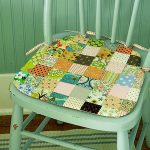 Подушка на стул из разноцветных квадратиков