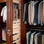 Продуманное хранение мужских аксессуаров в гардеробной