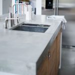 Современная кухонная столешница из бетона