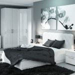 Спальня в бело-черных тонах с угловым шкафом