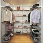 Удобное размещение одежды и обуви в гардеробной